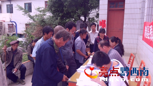為殘疾人辦理相關(guān)證件（陳亞林提供）.JPG