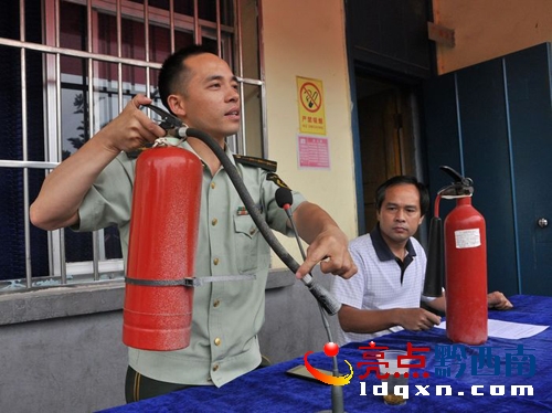 消防官兵向師生講解滅火器的分類和使用方法.jpg