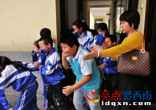 接到疏散警報后學(xué)生在老師的有序組織下成功疏散.jpg