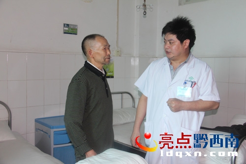王老師（左）向趙高舉副主任（右）表達(dá)自已感激之情.jpg