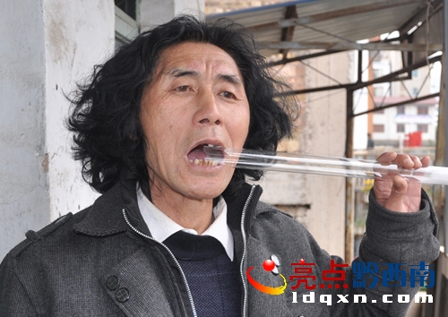 李顯明在他家陽臺上準備吃燈管瞬間.JPG