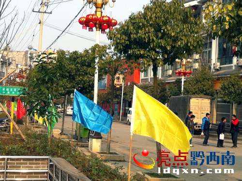 五顏六色的彩旗和大紅燈籠成為山城一道風景線（陳亞林攝影）.jpg