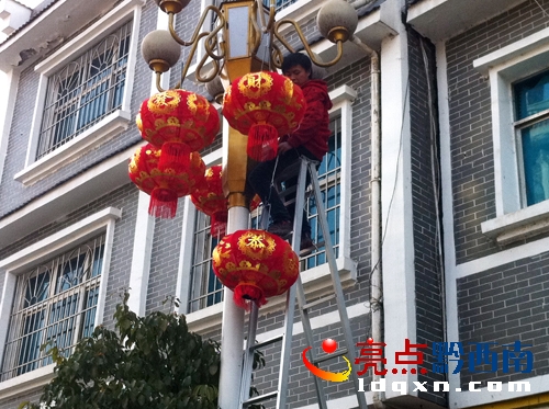 安裝燈籠（陳亞林攝影）.jpg