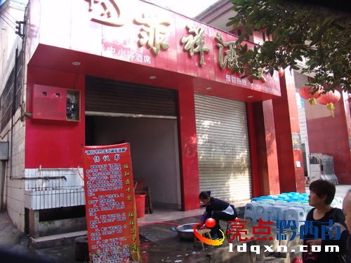 餐飲企業(yè)門口擺放“厲行節(jié)約 反對鋪張浪費”倡議書.JPG
