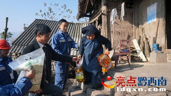 晴隆局雞場(chǎng)所進(jìn)村入戶慰問(wèn)特困老人送溫暖 (3).JPG