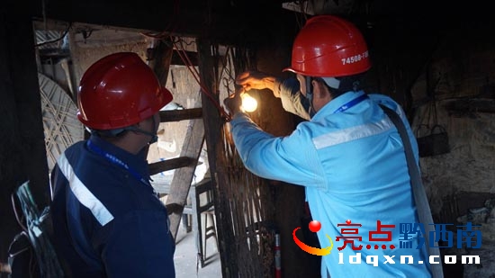 晴隆局雞場(chǎng)所進(jìn)村入戶慰問(wèn)特困老人送溫暖 (1).JPG