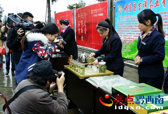 企業(yè)向媒體記者展示晴隆茶葉優(yōu)異品質(zhì).jpg
