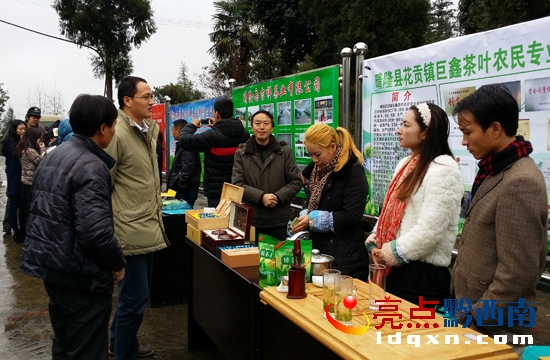 媒體記者采訪茶葉企業(yè).jpg
