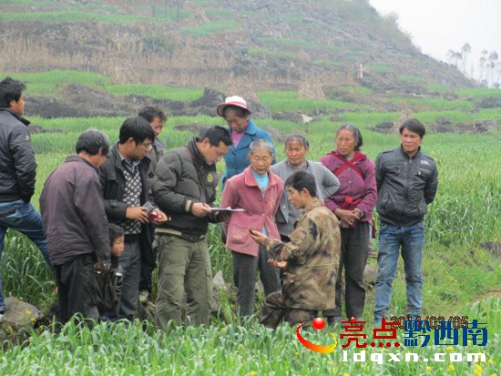 圖為駐村工作組測(cè)量正在測(cè)量、記錄土地面積.jpg
