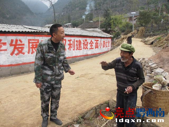 圖為敬南鎮(zhèn)黎元慶副鎮(zhèn)長(zhǎng)與皇竹草種植農(nóng)戶(hù)進(jìn)行協(xié)商采種.jpg