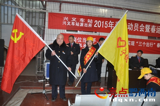 圖為黨、團青年志愿者接到的授旗.jpg