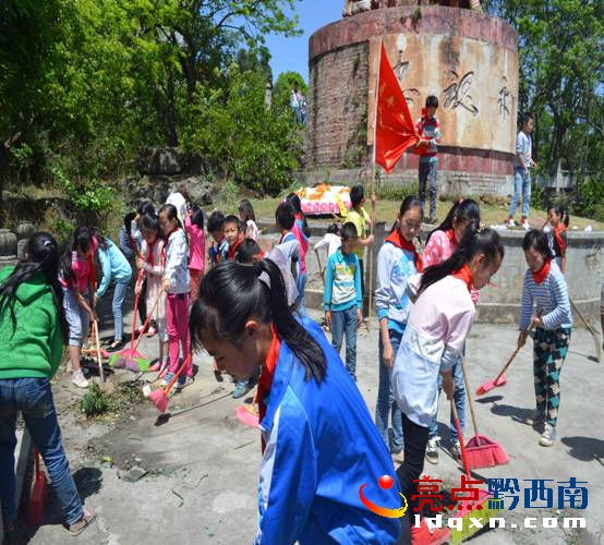 者相一小學(xué)生在“虎山公園十七烈士”塑像前進行“緬懷先烈”并掃墓。.jpg
