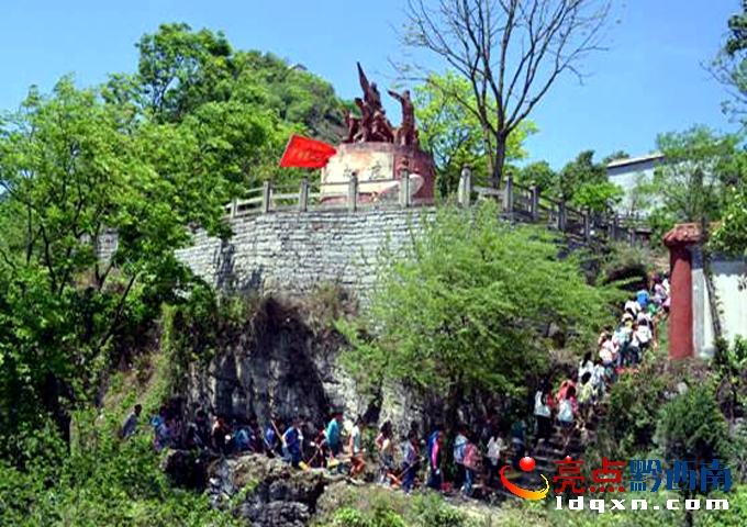 者相一小學(xué)生在者相鎮(zhèn)革命教育基地“虎山公園十七烈士”塑像前進行“緬懷先烈”活動。.jpg