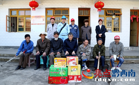 晴隆供電局:情滿雷鋒日 “電”暖福利院(盧關(guān)文 攝) (10).JPG
