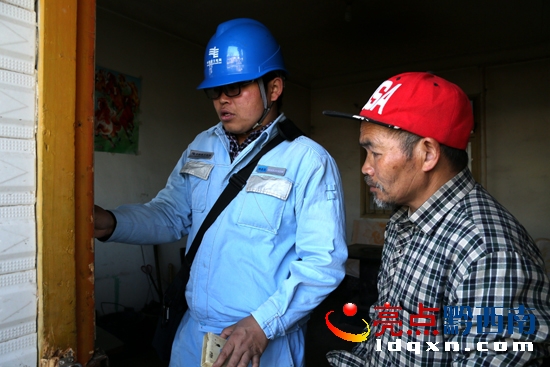 晴隆供電局:情滿雷鋒日 “電”暖福利院(盧關(guān)文 攝) (9).JPG