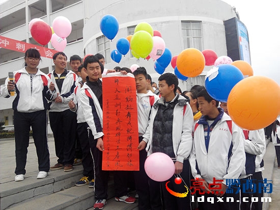 九(9)班學生接受祝福.jpg
