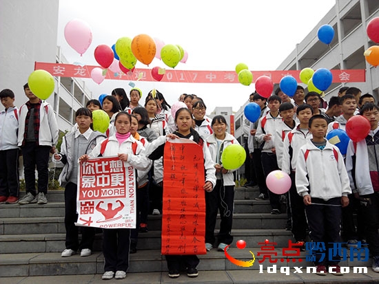 九(2)班學生接受祝福.jpg