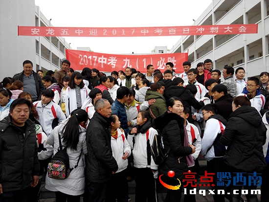 家長擁抱孩子送祝福.jpg