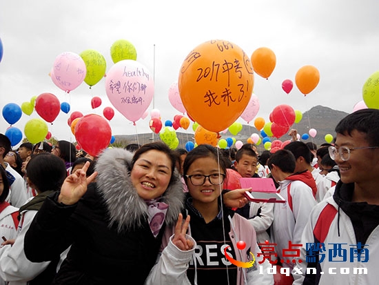 吳楠青老師與九(4)班學生共許心愿.jpg