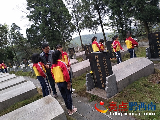 圖為關(guān)工委老同志為孩子們講解烈士事跡.jpg