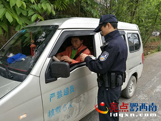 對(duì)面包車進(jìn)行檢查2 (2).jpg