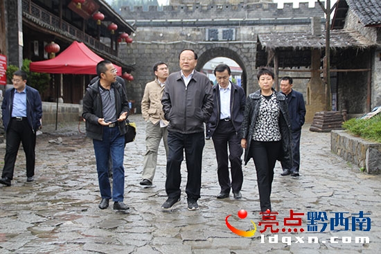 在安南古城聽取“二十四道拐”電視連續(xù)劇拍攝基地的介紹.JPG