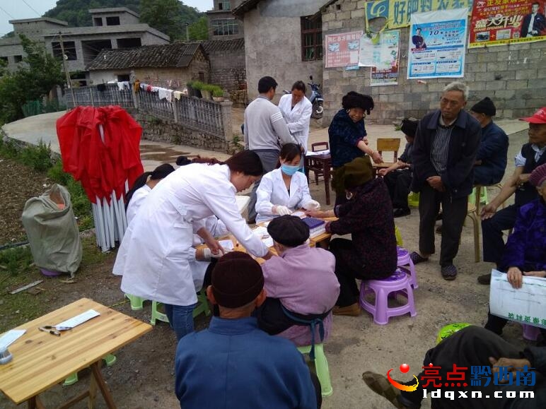 圖為屯腳鎮(zhèn)衛(wèi)生院醫(yī)務人員正在為老百姓抽血化驗.jpg