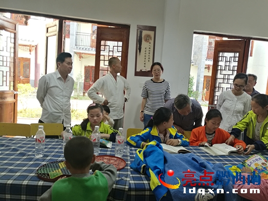 05 州關(guān)工委老領(lǐng)導(dǎo)面對面與留守兒童交流溝通了解情況.jpg