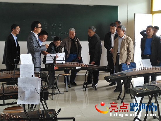 04 調(diào)研組聽取學(xué)校匯報(bào)工作開展情況.jpg