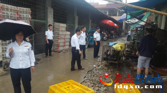 執(zhí)法人員正在活禽市場給經營者們解釋關于休市的相關問題.png