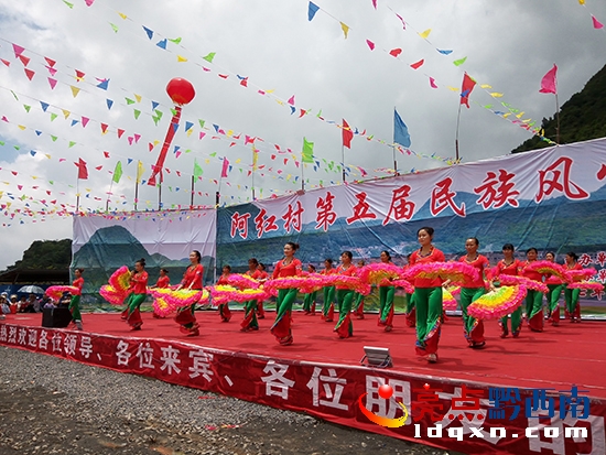 圖為文藝節(jié)目現(xiàn)場(chǎng)......jpg