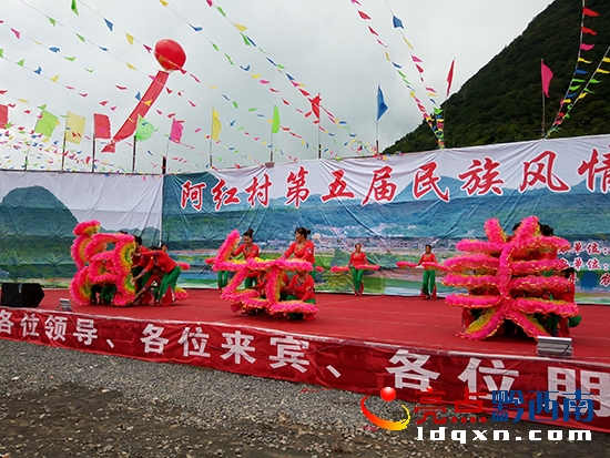 圖為文藝節(jié)目現(xiàn)場(chǎng)....jpg