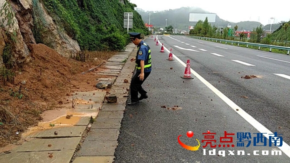 路政人員清理石塊.JPG