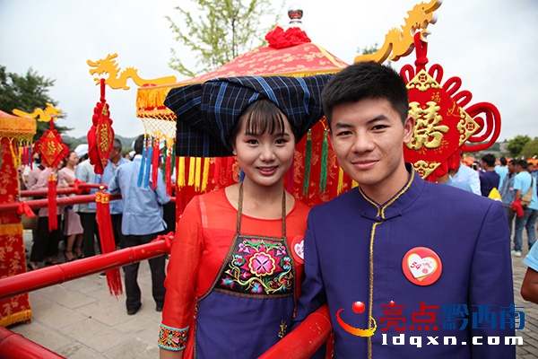 體驗(yàn)布依族傳統(tǒng)婚禮的一對新人 郭澤玉攝 (6).JPG