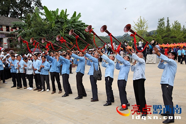 布依族傳統(tǒng)婚禮中的樂師隊(duì) 郭澤玉攝 (7).JPG