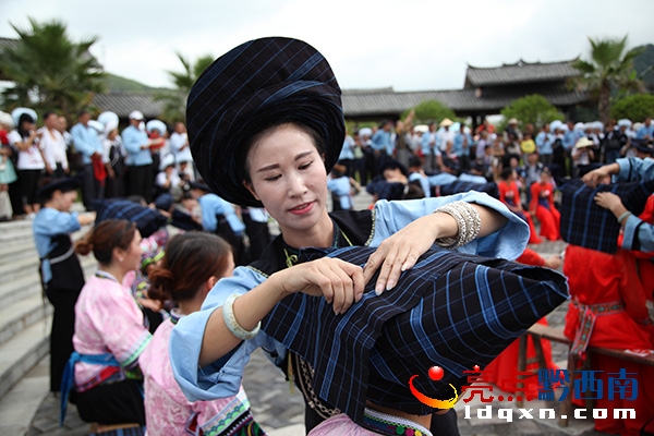 布依族婦女的幫助參加集體婚禮的99名新娘子包頭帕 郭澤玉攝 (5).JPG