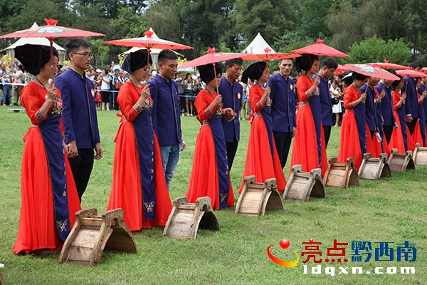 跨過驅(qū)邪避災(zāi)的火盆和象征平安吉祥的馬鞍 郭澤玉攝 (10).JPG