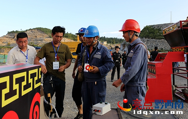 晴隆供電局保電人員對“彝族火把節(jié)”舞臺用電就行巡檢。(盧關文 攝) (3).JPG