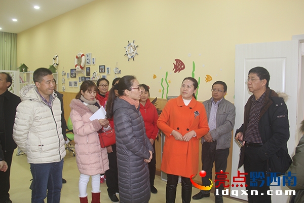 圖為專家組實(shí)地查看心理活動(dòng)室.JPG