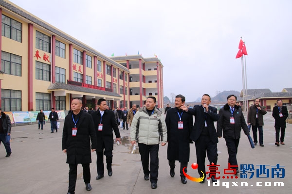 圖6:與會代表在校園內觀摩.JPG