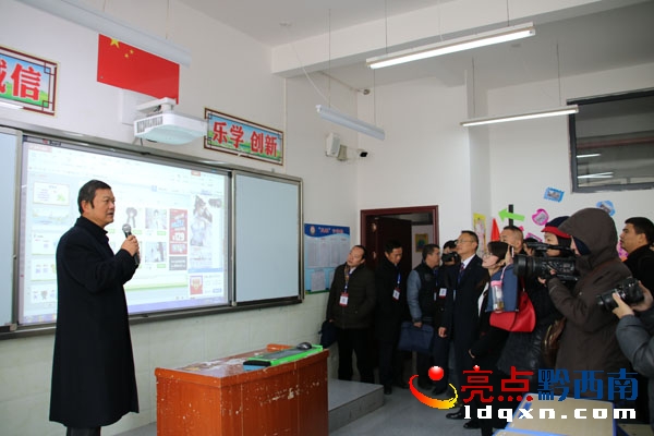 圖5:與會代表在班班通教室觀摩,梁喜明對金州教育云建設作介紹.JPG