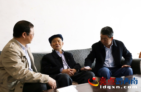 圖2：馮天文主席（右一）和老職工親切地交談（楊飛  攝）..JPG