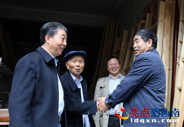 圖3：走訪慰問(wèn)人員要離開(kāi)時(shí)，凡爾剛老人依依不舍地和來(lái)訪人員一一握手道別（楊飛   攝）..JPG